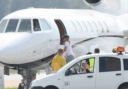 Shakira wsiada do samolotu