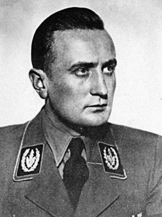 Artur Axmann jako dowódca Hitlerjugend znalazł się w bunkrze. Przetrwał w nim wojnę