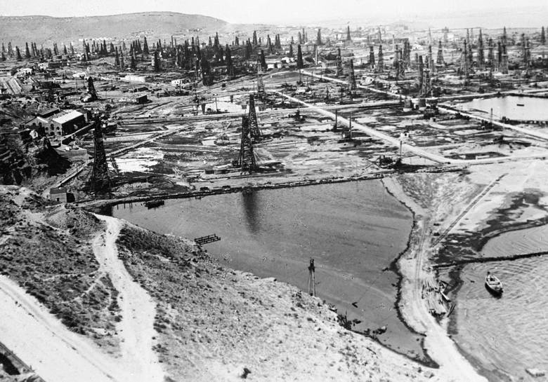 Pola naftowe w Baku w 1932 r.