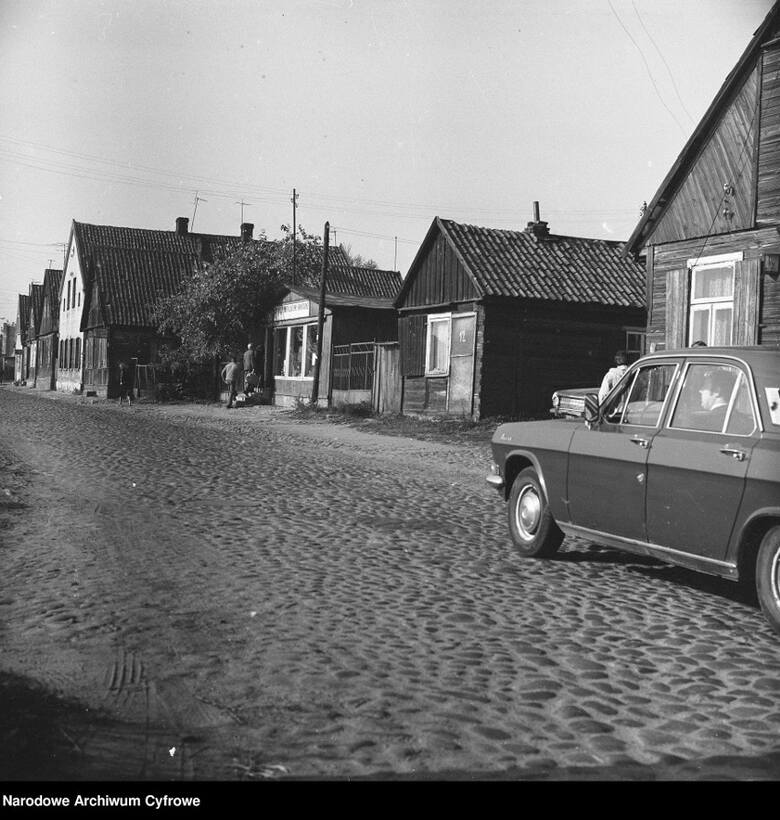 Stare domy przy brukowanej ulicy Młynowej. Z prawej samochód GAZ 24 Wołga (1979/10/09)