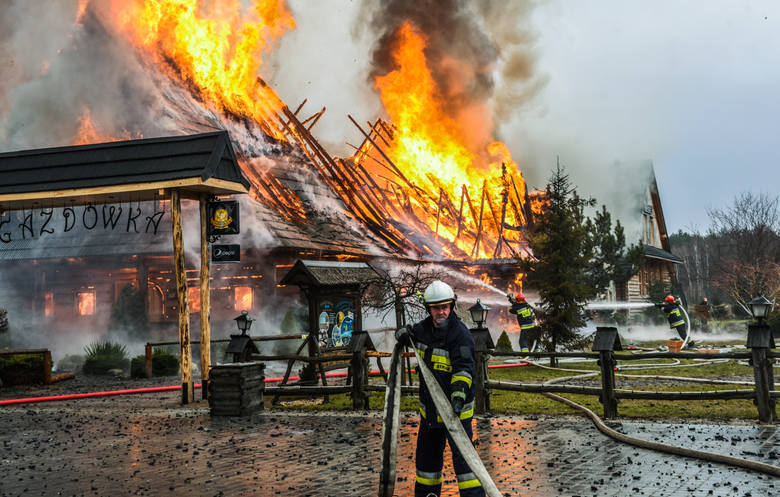 Strażacy walczyli z ogniem przez kilka godzin. Niestety drewniany budynek popularnej karczmy Gazdówka spłonął doszczętnie. Udało się jednak ocalić hotel i spa. Na miejscu pracowało piętnaście zastępów straży pożarnej. Trwa ustalanie przyczyn pożaru.