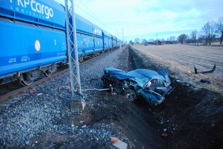 Wypadek na przejeździe kolejowym: Kierowca osobówki odniósł jedynie lekkie obrażenia