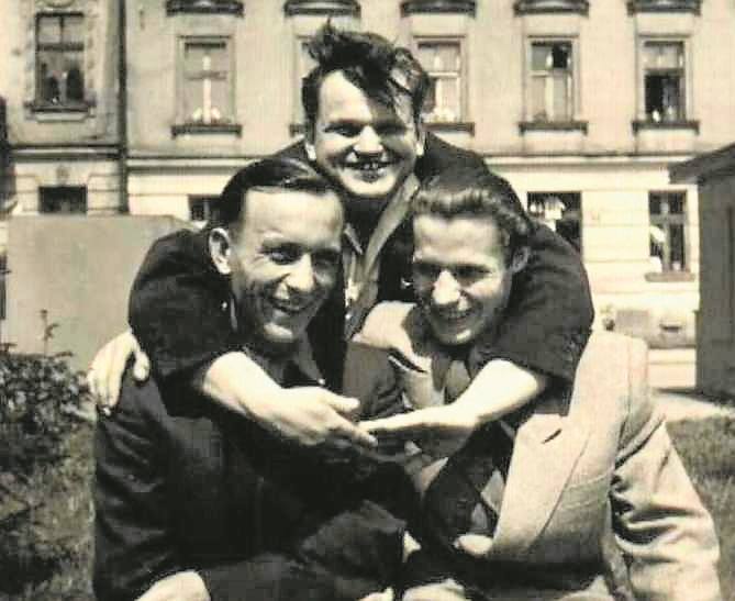 Tadeusz Nowak, Adam Włodek, Tadeusz Śliwiak, przed Domem Literatów, 1952 r.