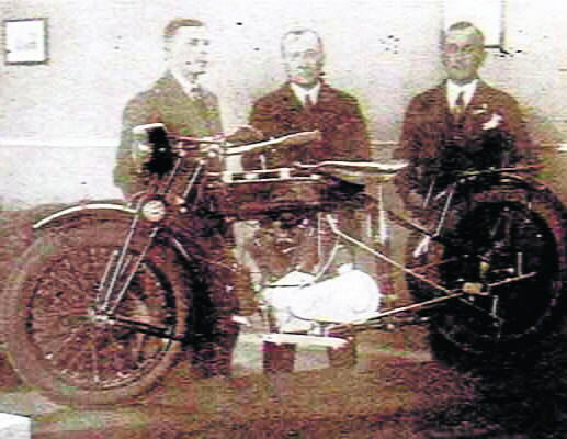 Pierwszy egzemplarz Lecha. W trójce osób pozujących przy motocyklu są zapewne Wacław Sawicki i Władysław Zaleski Fot: Archiwum