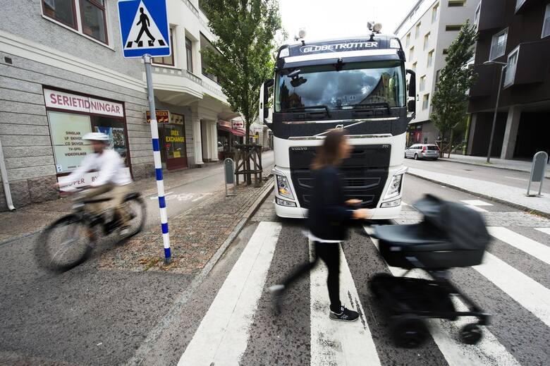 Inżynierowie Volvo opracowali system, który wykrywa pieszych i rowerzystów wokół ciężarówki/fot. Volvo