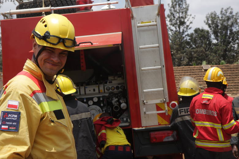 Strażak z Łodzi uczył w Kenii jak gasić pożary