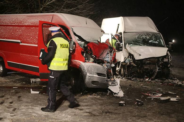 27 stycznia w Jeziorkach na drodze krajowej 22 zderzyły się dwa samochody dostawcze. Jeden z kierowców zmarł w wyniku zderzenia.