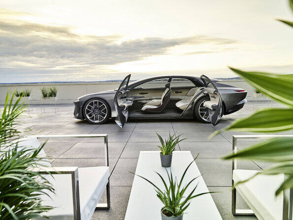 Audi grandsphere conceptTo niczym prywatny samolot, ale do jazdy po drogach. Audi prezentuje pojazd studyjny Audi grandsphere concept.Wiele z zastosowanych