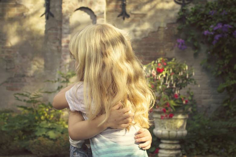 Czuły kontakt fizyczny jest niezbędny do zbudowania więzi emocjonalnej pomiędzy partnerami, a także pomiędzy rodzicami i dziećmi. Przytulenie i dotyk