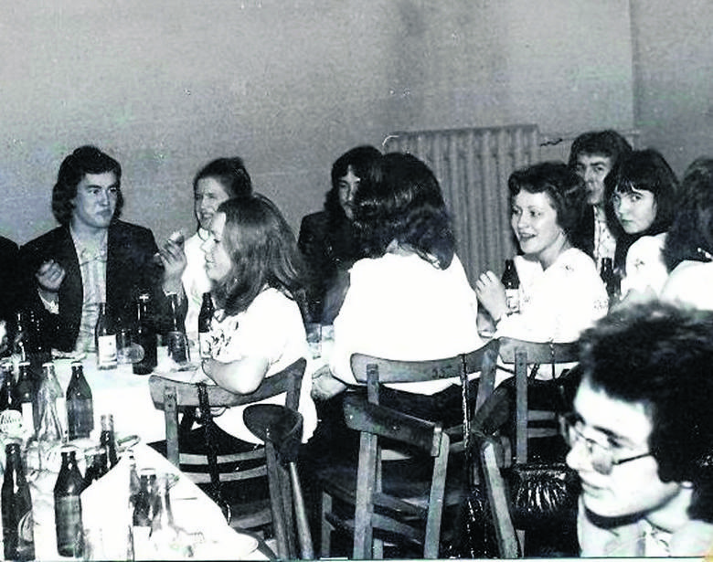 Rok 1974 - wówczas jeszcze w szkole nie było sali gimnastycznej.Wtedy studniówki były w Domu Kultury 1 Maja