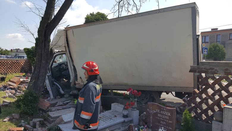 W Unisławiu, przy ul. Chełmińskiej, kierowca  dostawczego iveco nie opanował pojazdu i uderzył w  ogrodzenie cmentarza.