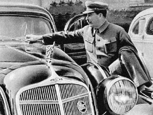 Fot. Archiwum. Rok 1936. Stalin ogląda pierwszy egzemplarz  Zisa 101