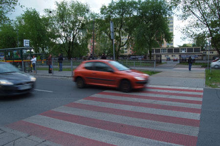 Na tym przejściu przy zbiegu ulic Dąbrowskiego i Podhalańskiej dochodzi <br>do wypadków m.in. z udziałem uczniów pobliskiej szkoły przy ul. Nałkowskiej. <br> 