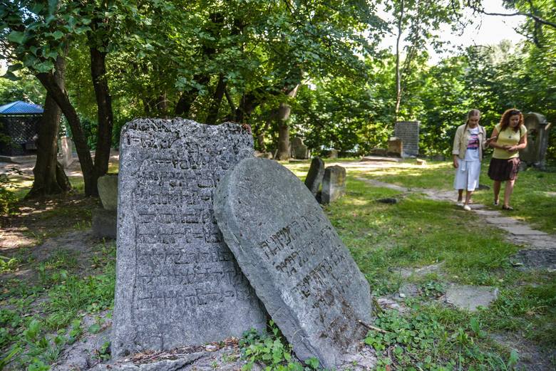 Odkrywamy Lublin: Stary cmentarz za wielkim murem 