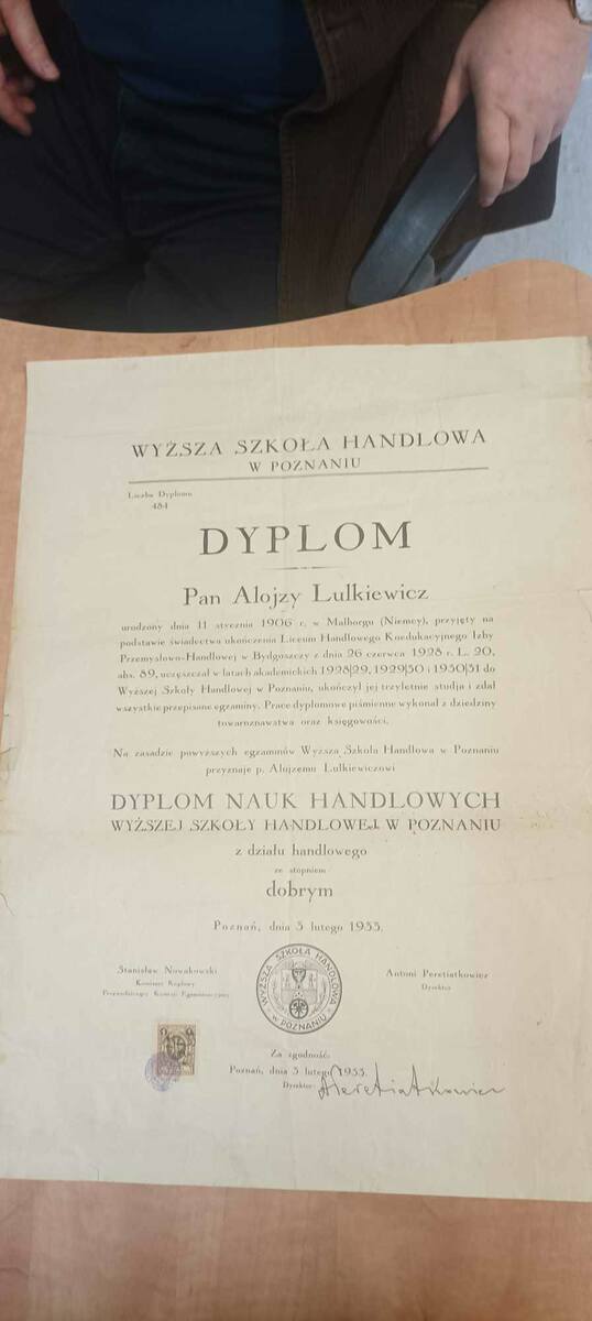 Dyplom z 3 lutego 1933 roku, jaki Alojzy Lulkiewicz uzyskał w Wyższej Szkole Handlowej w Poznaniu. Dyplom podpisali: Stanisław Nowakowski, Komisarz Rządowy,