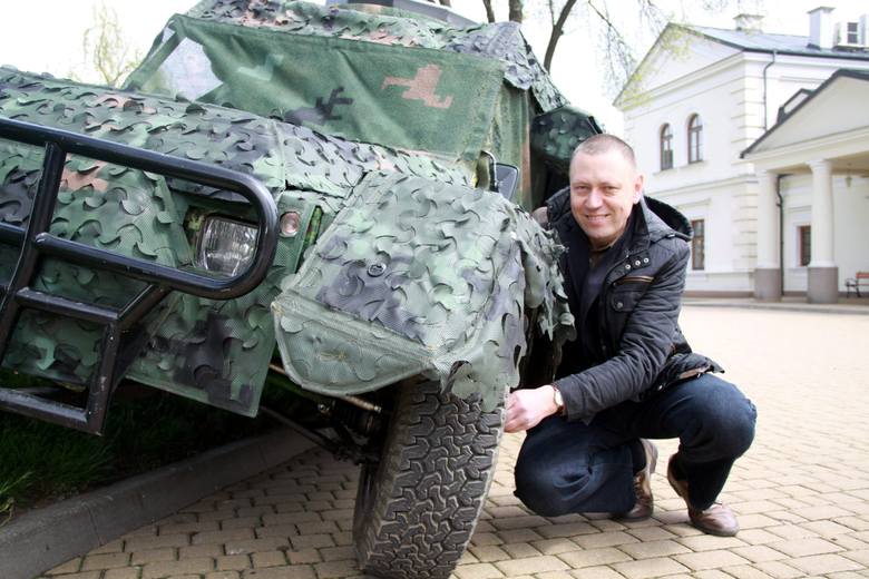 Dr Leszek Gardyński i Buggy 4x4, którego produkcją dla armii są zainteresowane Wojskowe Zakłady Inżynieryjne w Dęblinie