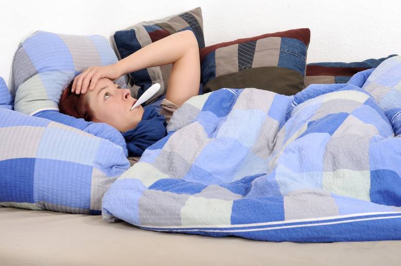 Jeśli dopadnie nas grypa, powinniśmy sobie pozwolić na kilka dni spokojnego wypoczynku w domu. To jeden z najskuteczniejszych sposobów na to, by ograniczyć