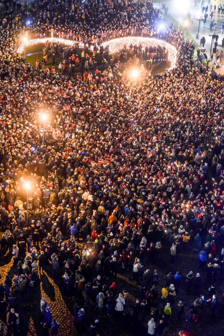 Największe serce świata dla Pawła Adamowicza zostało ułożone ze zniczy na placu Solidarności w Gdańsku