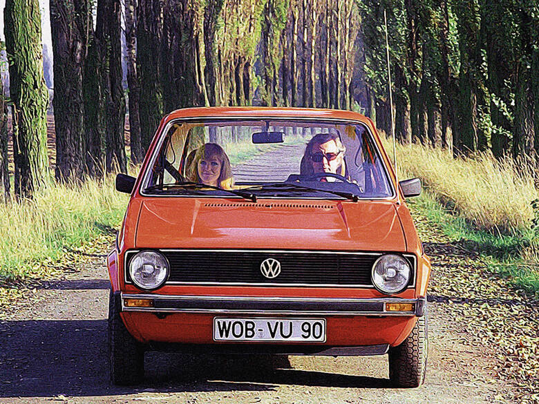 Jak z filmu. Czerwony Golf I zagrał w polskiej komedii „Och, Karol” z 1985 r. Chromowane zderzaki wyróżniają auta z początkowych lat produkcji, Fot: