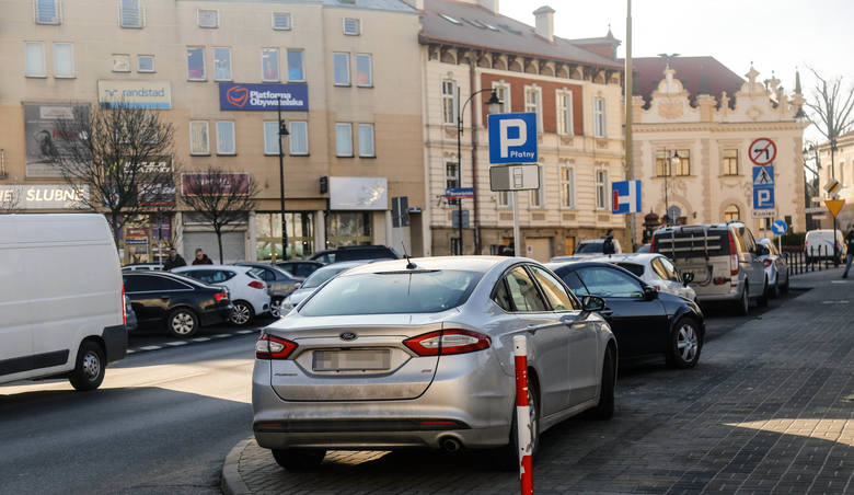 Radny chce walczyć z parkingowym chaosem w centrum Rzeszowa [ZDJĘCIA]