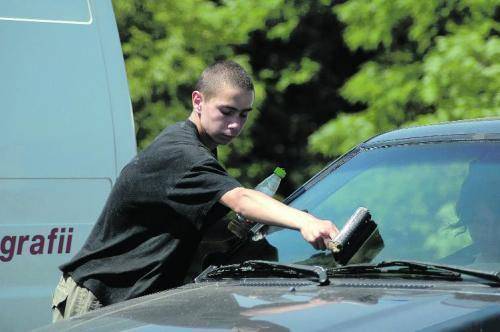 Fot. – Najlepiej płacą Rosjanie i kierowcy z maluchów – przekonuje 16-letni Damian, który myje szyby samochodom przy ulicy Bałtyckiej.