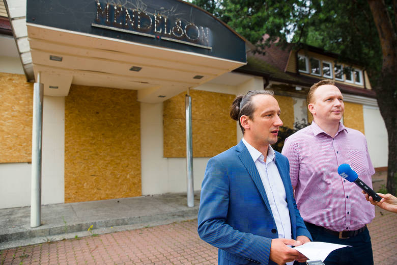 Radni PO Maciej Biernacki (na zdjęciu pierwszy z lewej) oraz Tomasz Janczyło uważają, że budynek przy Kawaleryjskiej 38 warto zmienić na żłobek lub placówkę żłobkowo-przedszkolną