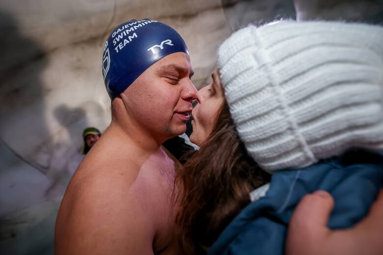 Polski pływak jest pierwszym człowiekiem, który przepłynął "lodową milę" wewnątrz lodowca. Pokonał dwa kilometry w Natur Eis Palast.