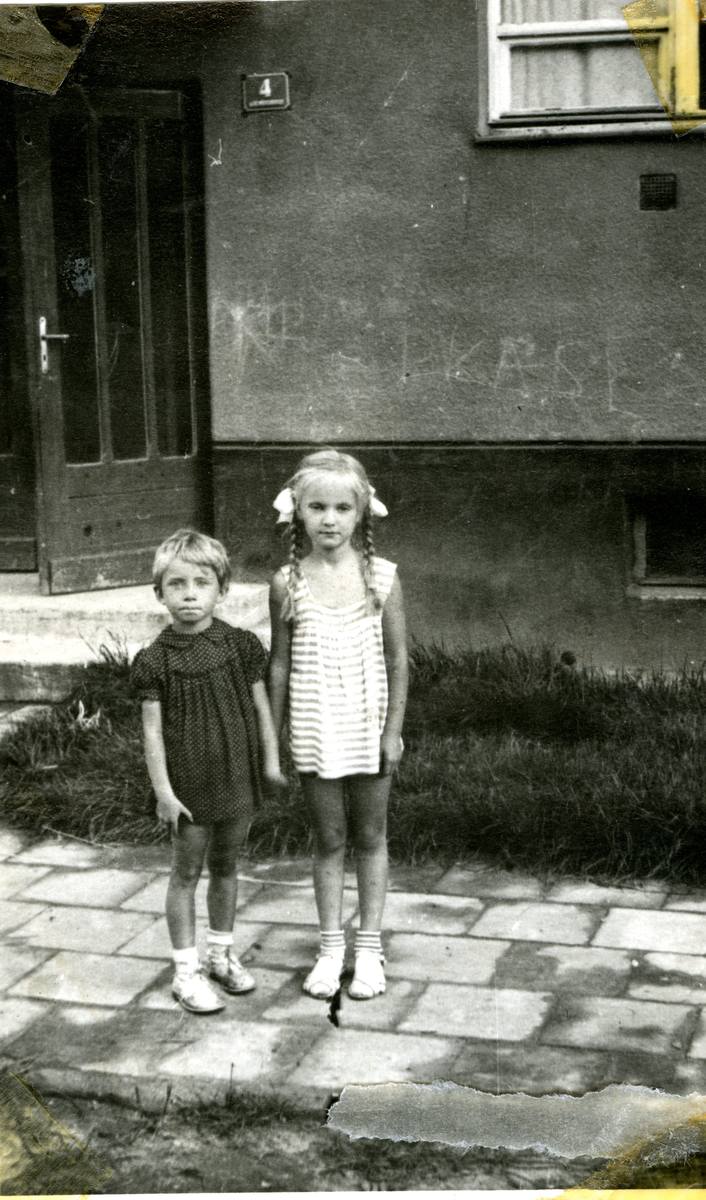 Nasza Czytelniczka, pani Jadwiga (tu jeszcze jako mała Jadzia z uroczymi warkoczykami) pozuje do zdjęcia z koleżanką. Fotografię wykonano latem 1966 r. przy bloku na ul. Dzieci Wrzesińskich.