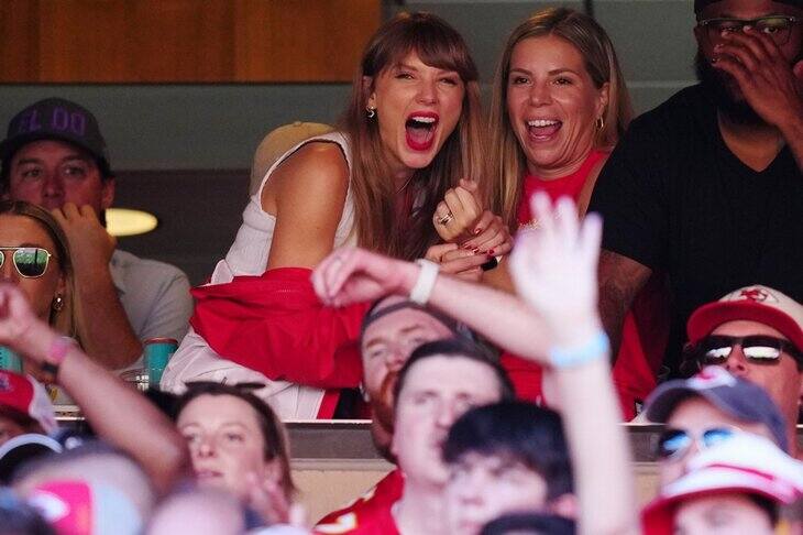 Taylor Swift z matką Travisa Kelce – Donną w loży VIP podczas meczu NFL Kansas City Chiefs z Chicago Bears