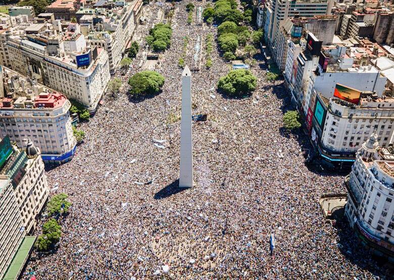 TÅ‚umy ArgentyÅ„czykÃ³w zgromadzone w centrum Buenos Aires po zdobyciu przez â€žAlbicelestesâ€� trzeciego tytuÅ‚u mistrza Å›wiata