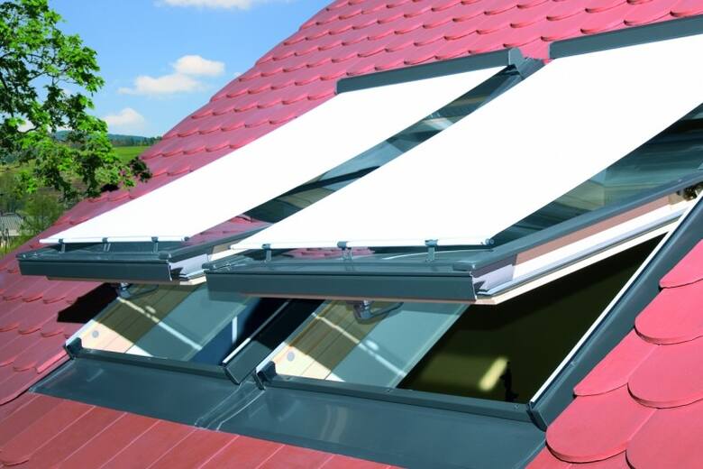 Markizy do okien dachowych zapewniają częściowy dostęp światła, nie zasłaniają też widoku na zewnątrz.