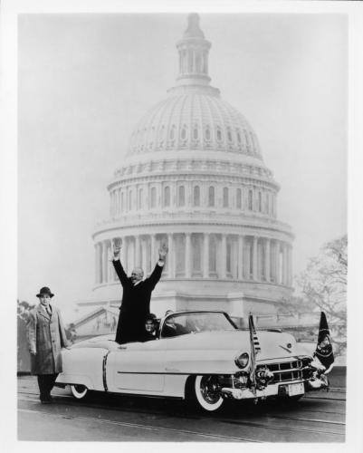 Fot. General Motors: Efektowną jazdę wśród tłumów do perfekcji opanowali kolejni prezydenci USA. Na zdjęciu z 1953 r. prezydent Eisenhower.