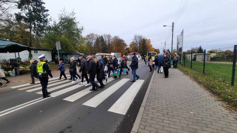 Przed gorzowski cmentarz co chwilę podjeżdżają autobusy pełne pasażerów