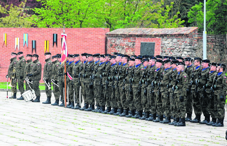 Kompania reprezentacyjna 11 Batalionu Dowodzenia podczas jednej z uroczystości na placu gen.Maczka w Żaganiu. To w tym miejscu odbywa się większość apeli