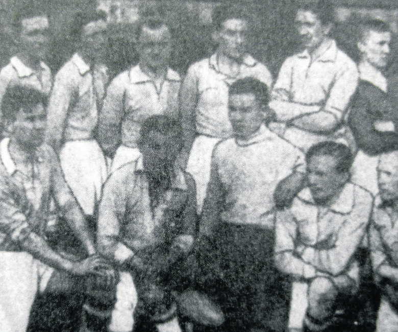 Przedstawiciele klubów, które założyły polską ligę. Strzałką oznaczony jest Heliodor Konopka, prezes ŁKS