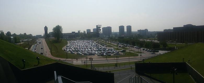 Strefa Kultury w Katowicach. Widać rozdeptany trawnik między parkingiem a ulicą Olimpijską