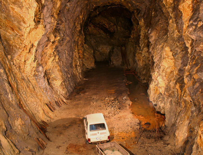 Wywożenie gruzu z podziemi kompleksu Walim-Rzeczka w Górach Sowich. Samochód daje pojęcie o skali podziemnych tuneli Projektu Riese.Autor zdjęcia: Przykuta,