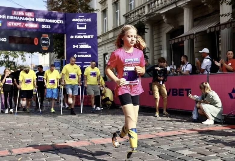 12-latka, która straciła dwie nogi w rosyjskim ataku, właśnie przebiegła półmaraton.