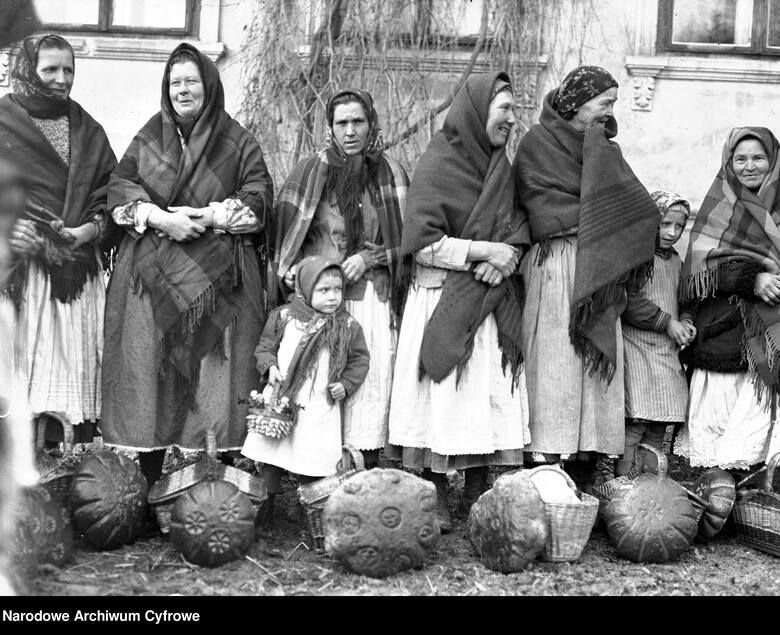 Grupa kobiet z dziećmi z koszami ze święconką przed dworem, okolice Krakowa, rok 1937.