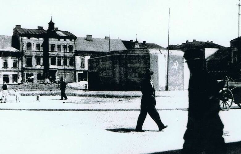 Pierwsze tygodnie w Oświęcimiu po wyzwoleniu spod okupacji niemieckiej. Na bunkrze na Rynku flaga radziecka