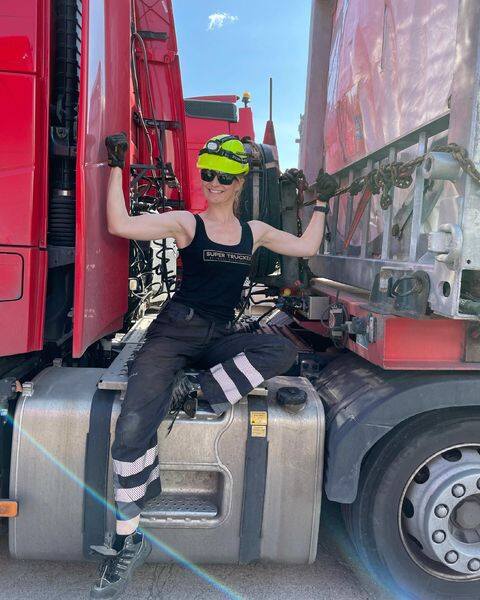 Iwona Blecharczyk - Trucking Girl prowadzi ogromne ciężarówki, przewozi największe ładunki.