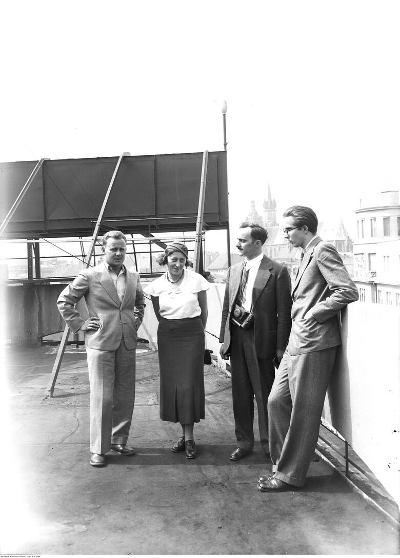 Włoski architekt Lorenzo Cesanelli (drugi z prawej) w towarzystwie m.in. Jalu Kurka (pierwszy z lewej) i Tadeusza Przypkowskiego (pierwszy z prawej) na dachu Pałacu Prasy. Sierpień 1933 r.