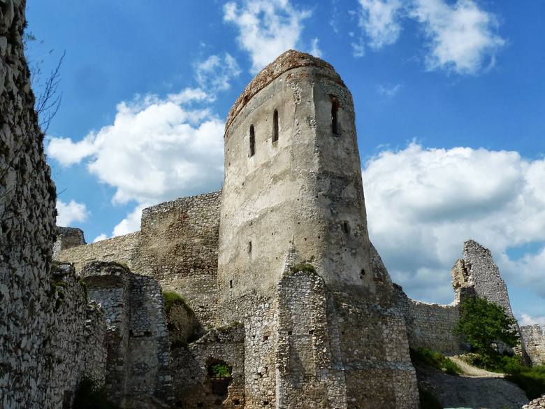 Ruiny głównej wieży zamku w Čachticach
