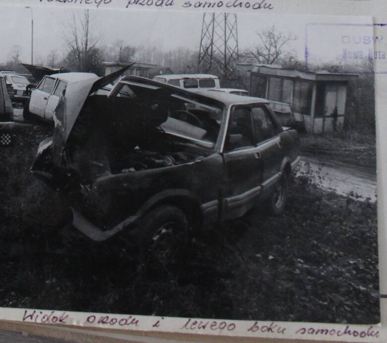 Fiat, którego ukradł Najmrodzki, a następnie rozbił na ul. Koniewa w trakcie pościgu.