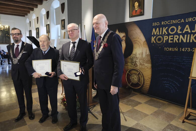 Toruńscy radni przenieśli się w czwartek do Sali Mieszczańskiej, gdzie wspólnie z zaproszonymi gośćmi celebrowali 550-lecie urodzin Mikołaja Kopernika. Goście najbardziej zasłużeni w pielęgnowaniu pamięci o wielkim astronomie, otrzymali okolicznościowe medale.