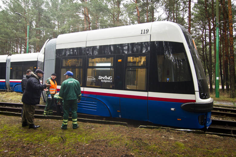 Wczoraj drogowcy dwukrotnie musieli pojawić się na pętli przy Lesie Gdańskim, by ustawić tramwaje z powrotem na torach.