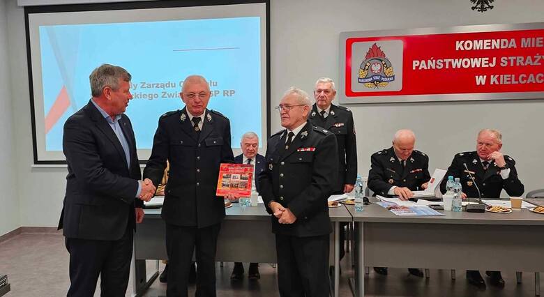 Książkę o strażakach z Pińczowa otrzymali także marszałek województwa świętokrzyskiego Andrzej Bętkowski oraz dyrektor Ryszard Janusek