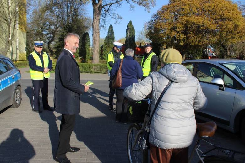 Policjanci z drogówki wraz z burmistrzem Łowicza rozdawali kamizelki odblaskowe [ZDJĘCIA]