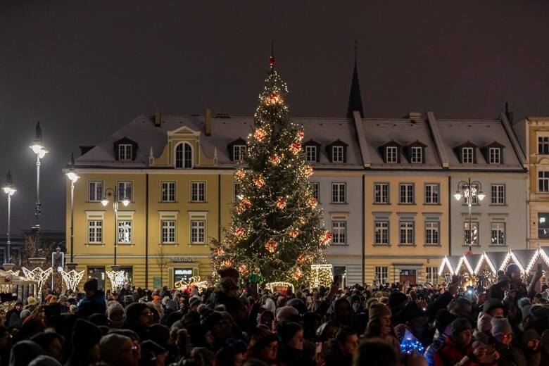 14-metrowa choinka rozbłysła w Bydgoszczy już 19 listopada, kiedy to nastąpiło otwarcie bydgoskiego jarmarku bożonarodzeniowego.