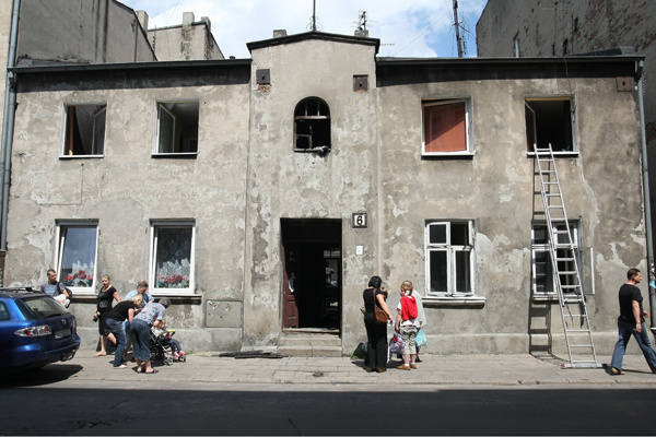 W nocy (z czwartku na piątek) w jednopiętrowej kamienicy przy ul. Zarzewskiej 6 wybuchł pożar. Straty oszacowano na ok. 50 tys. zł.